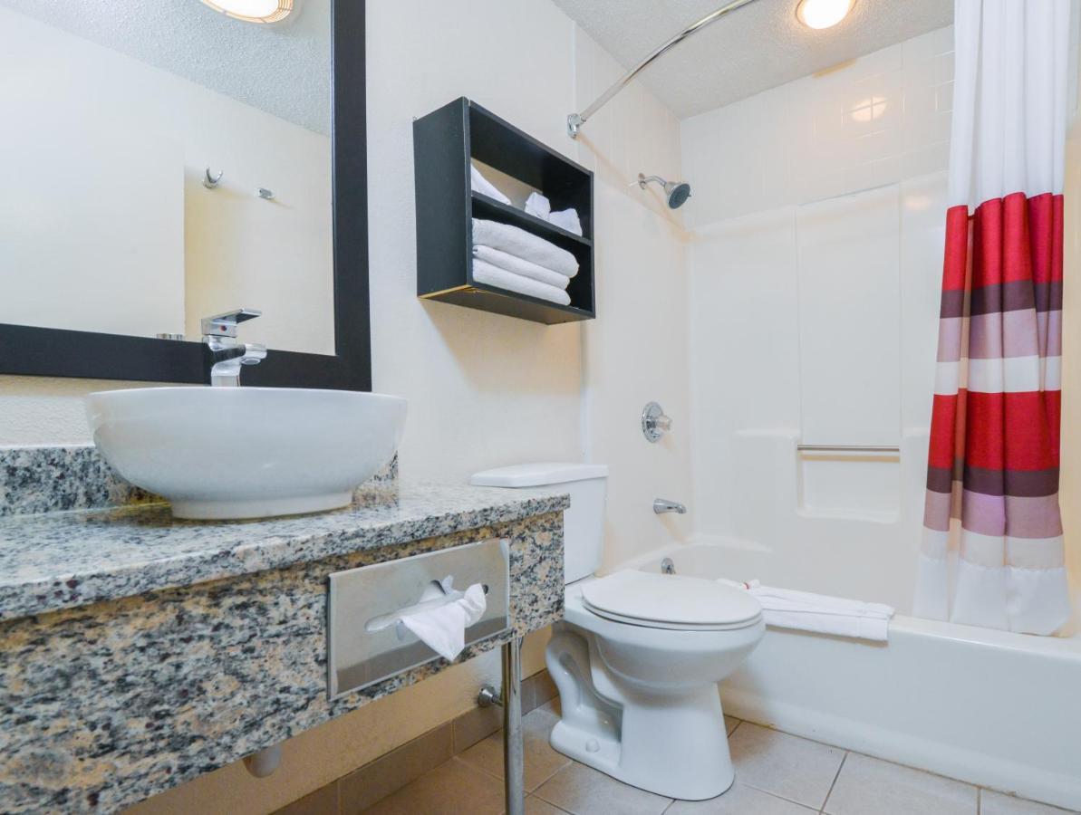 Red Roof Inn Plus+ & Suites Guilford Exteriör bild