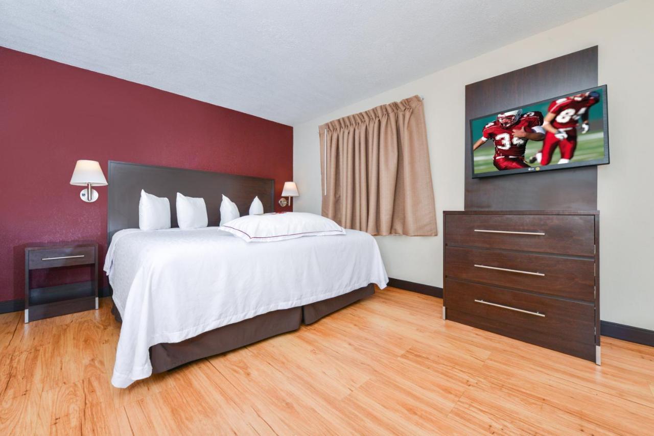 Red Roof Inn Plus+ & Suites Guilford Exteriör bild