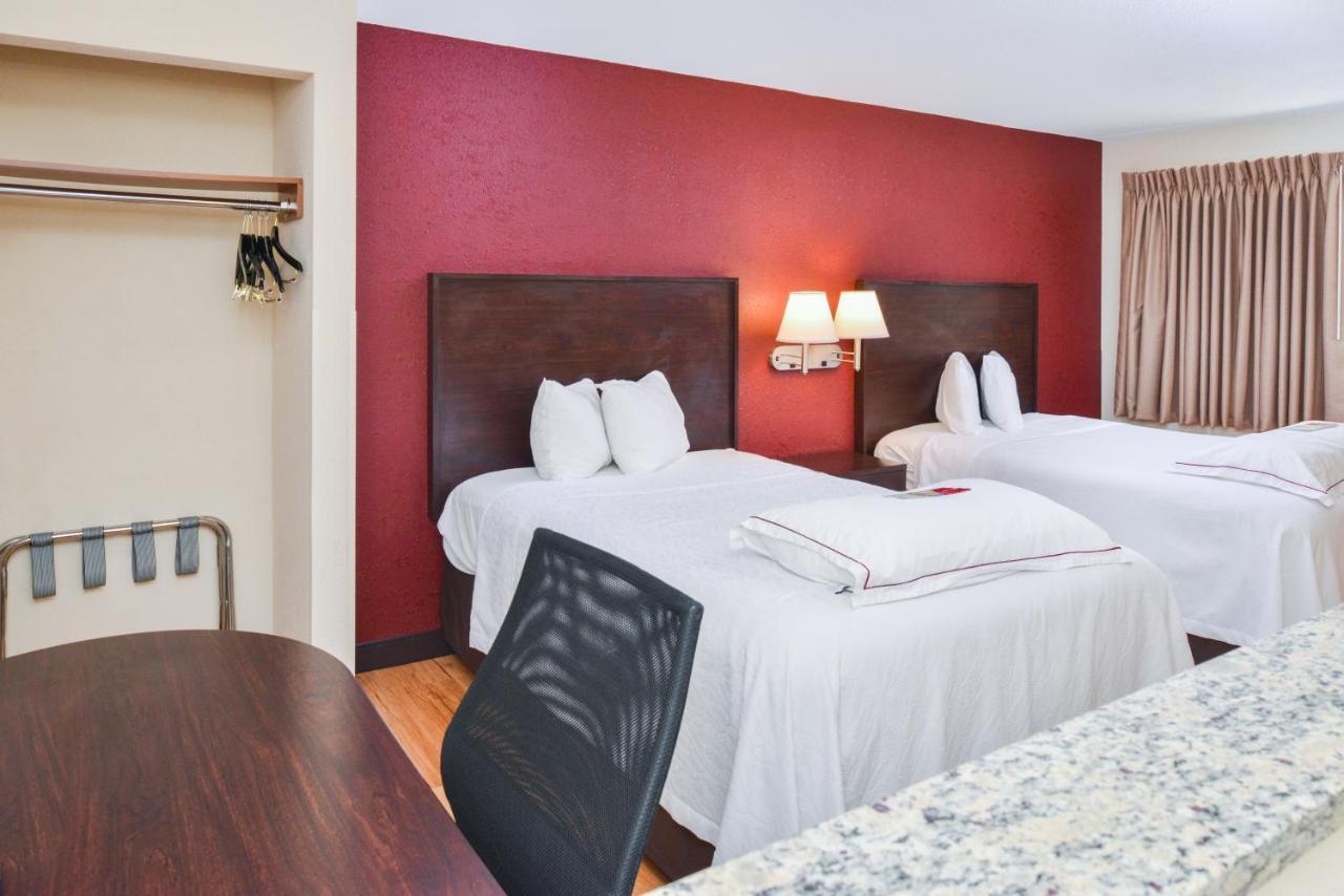 Red Roof Inn Plus+ & Suites Guilford Exteriör bild