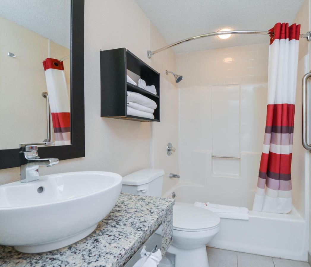 Red Roof Inn Plus+ & Suites Guilford Exteriör bild