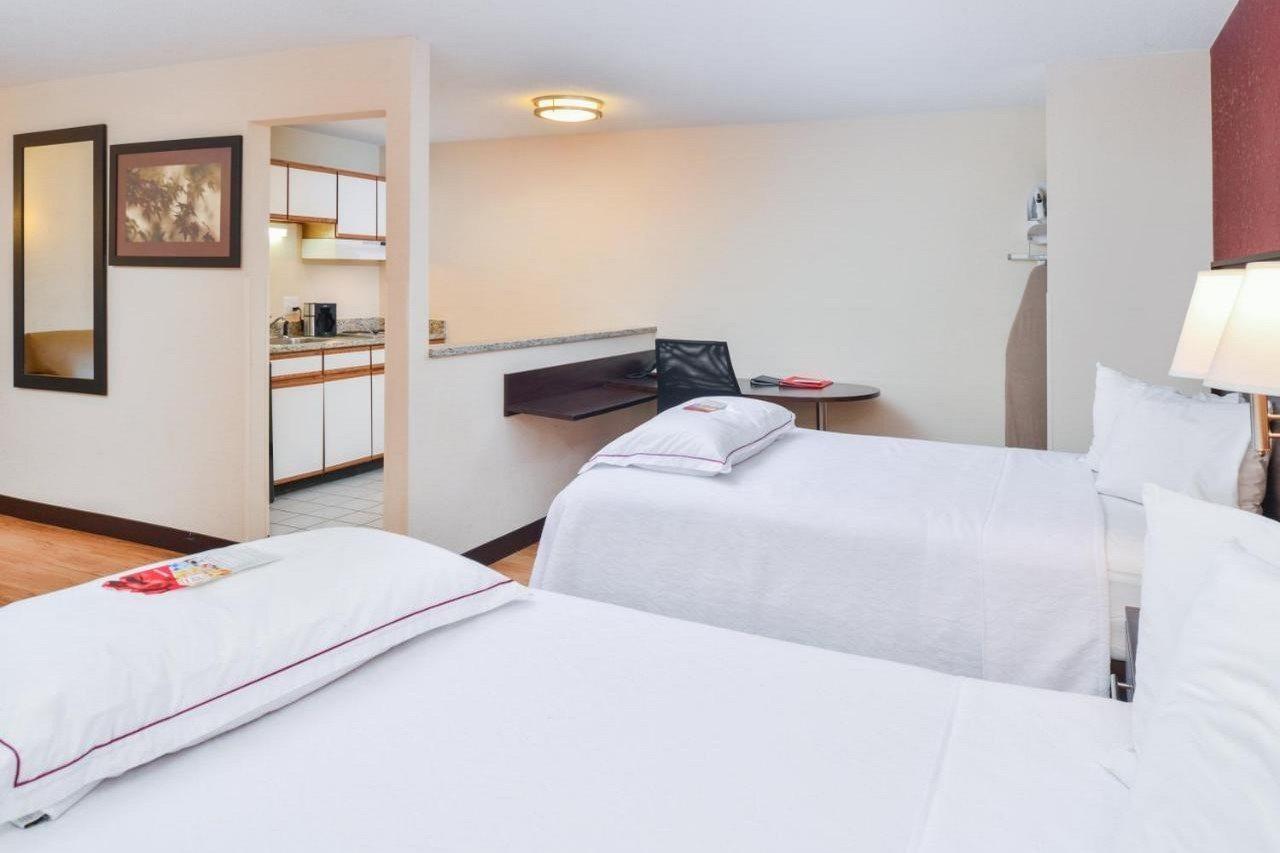Red Roof Inn Plus+ & Suites Guilford Exteriör bild