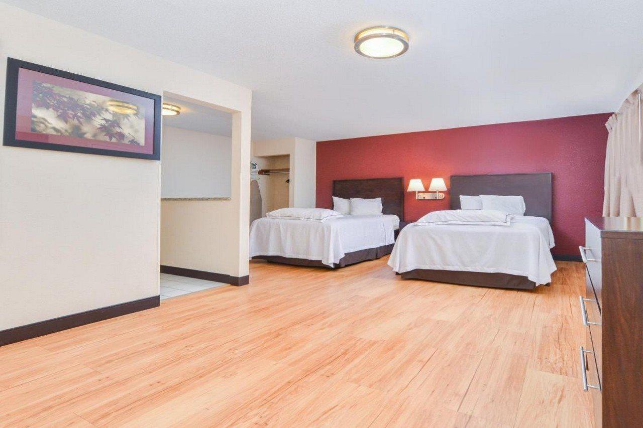 Red Roof Inn Plus+ & Suites Guilford Exteriör bild