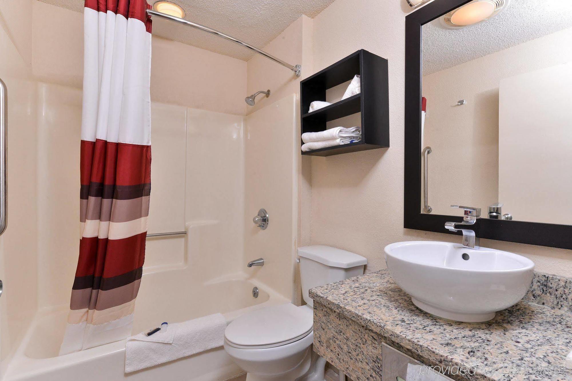 Red Roof Inn Plus+ & Suites Guilford Exteriör bild