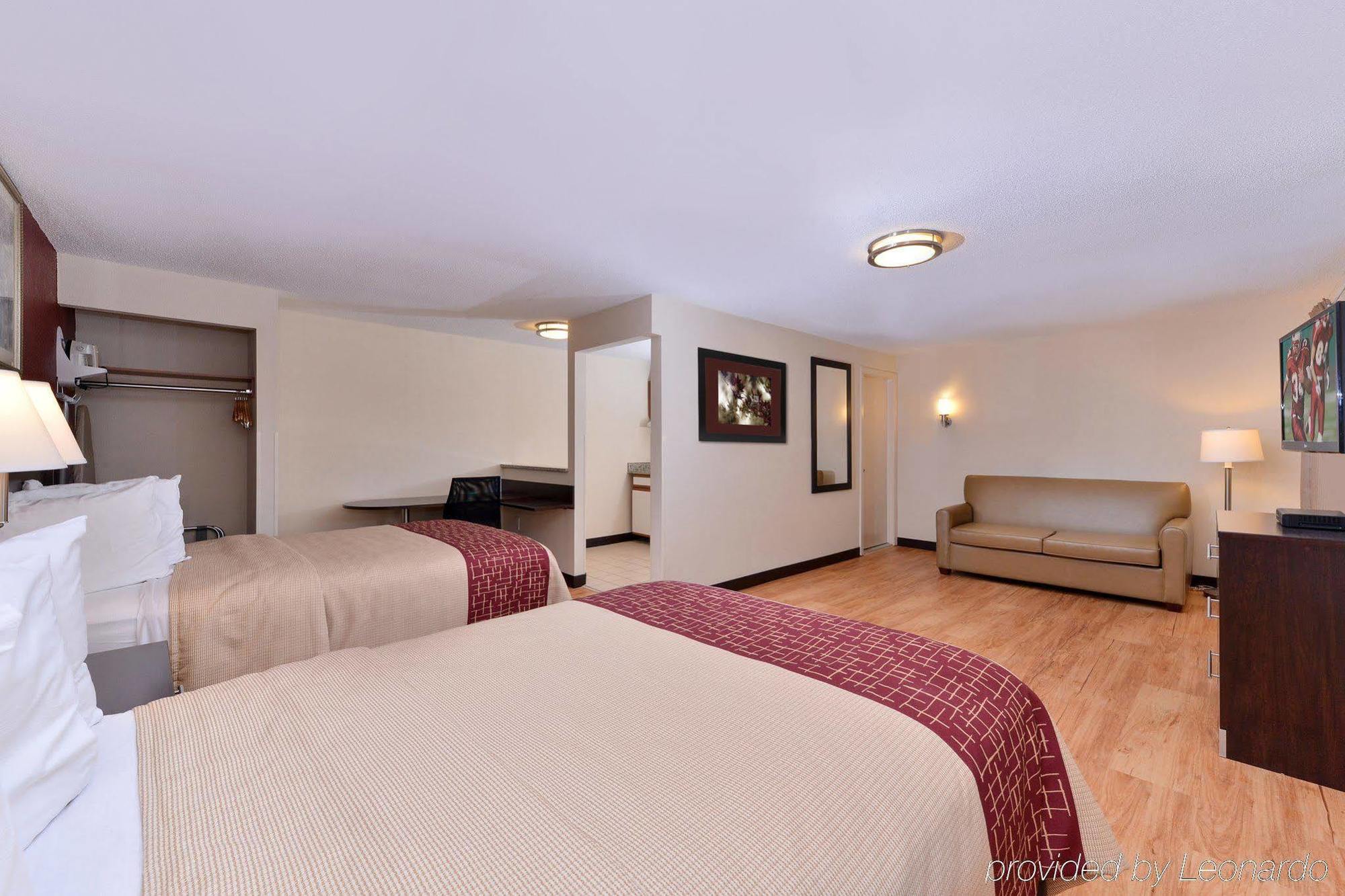 Red Roof Inn Plus+ & Suites Guilford Exteriör bild