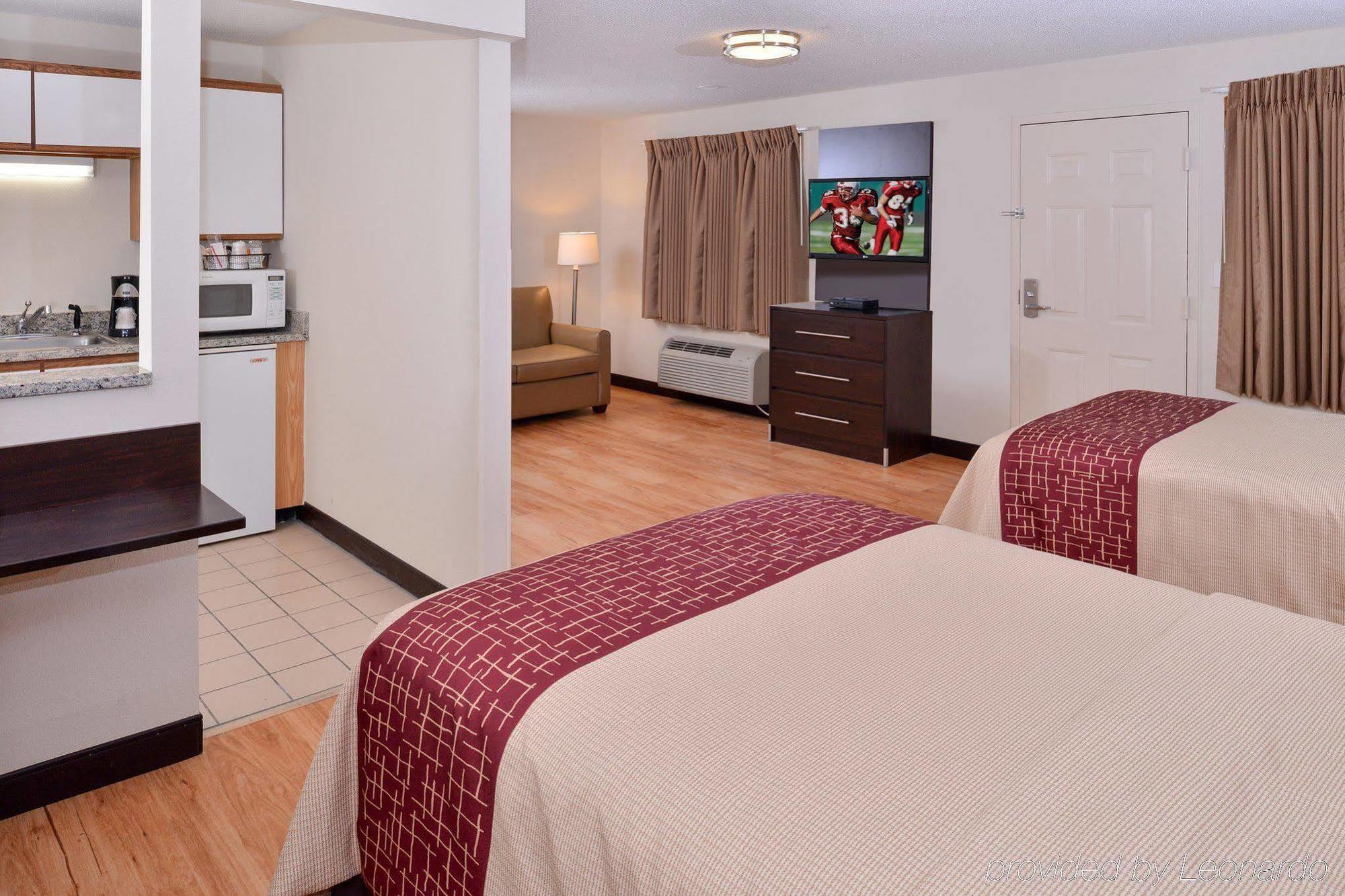 Red Roof Inn Plus+ & Suites Guilford Exteriör bild