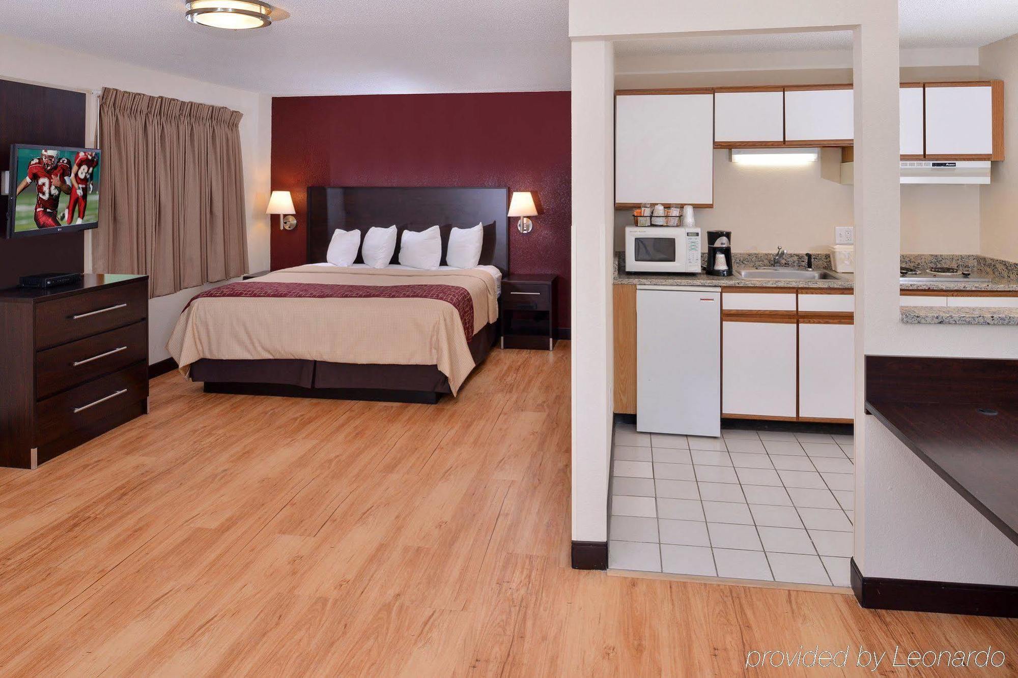 Red Roof Inn Plus+ & Suites Guilford Exteriör bild