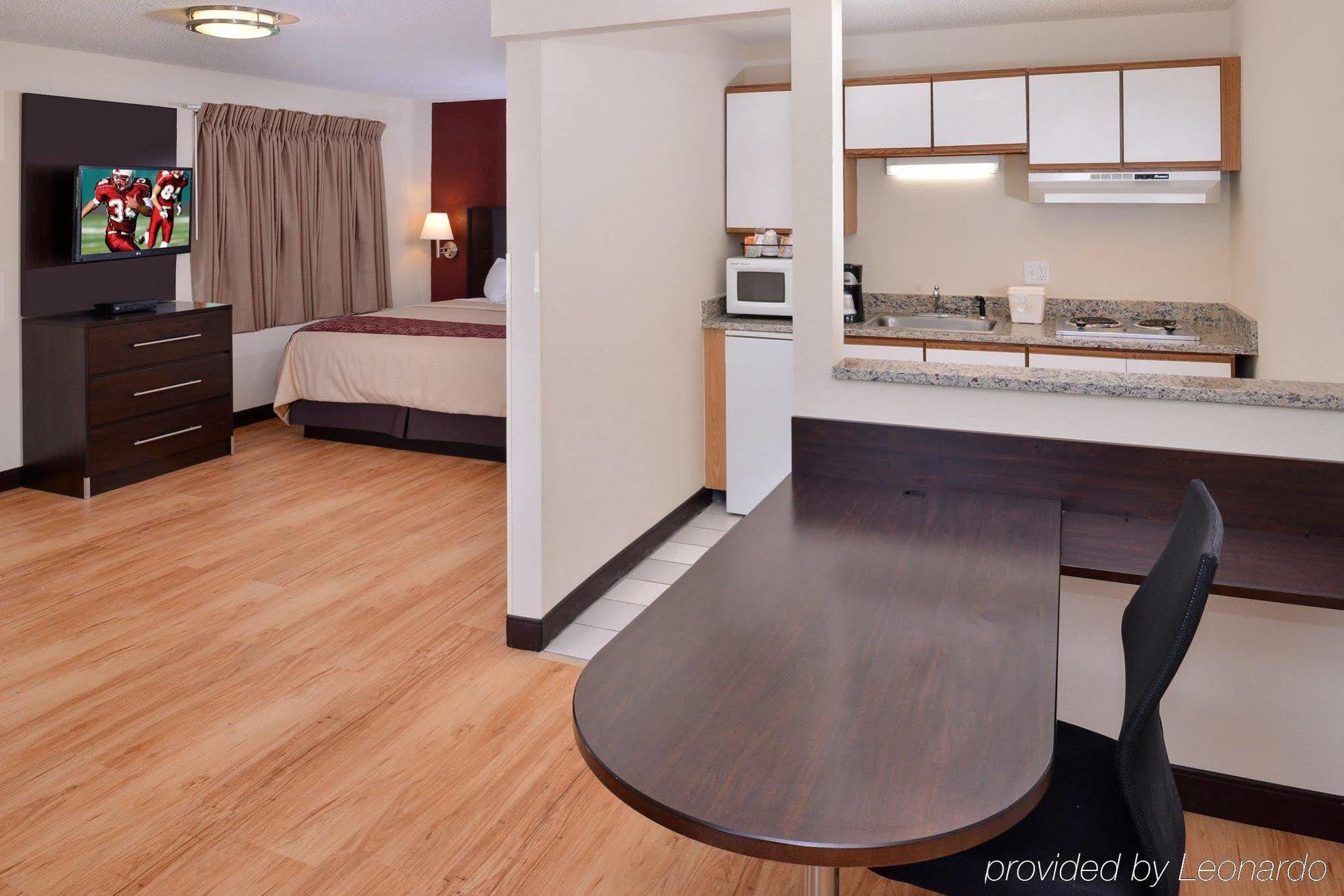 Red Roof Inn Plus+ & Suites Guilford Exteriör bild