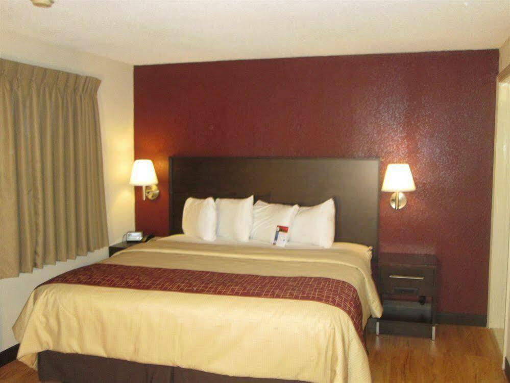 Red Roof Inn Plus+ & Suites Guilford Exteriör bild