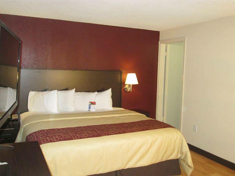 Red Roof Inn Plus+ & Suites Guilford Exteriör bild