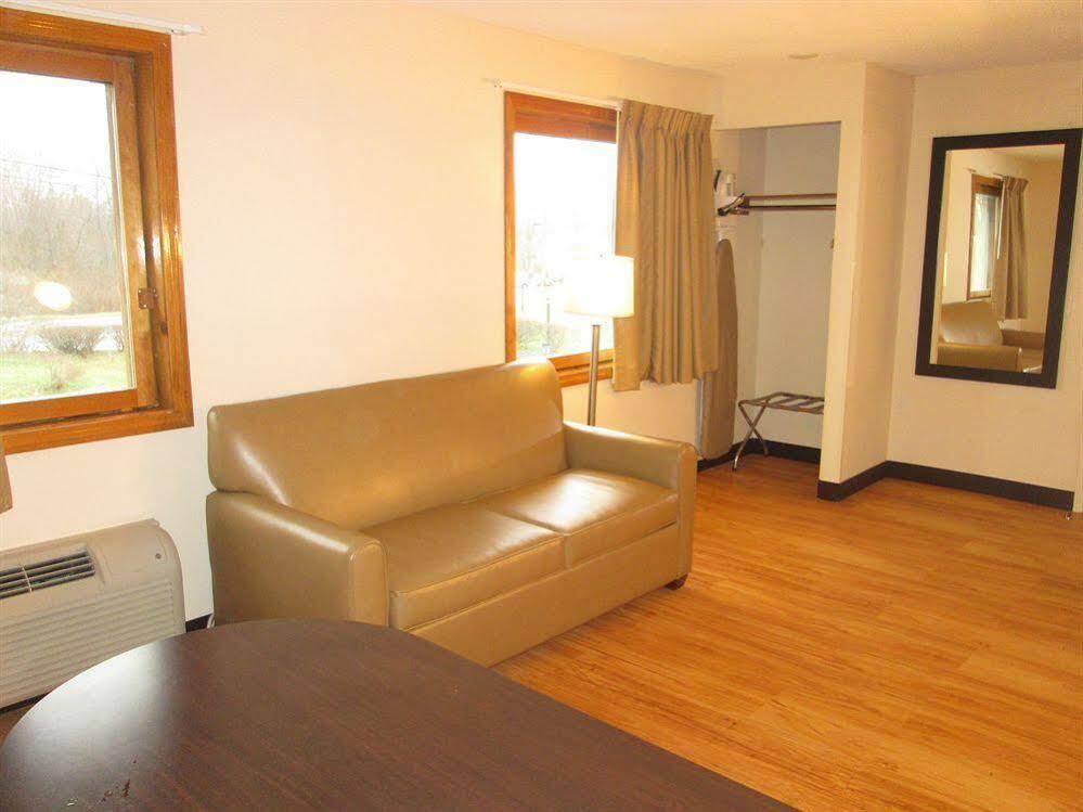 Red Roof Inn Plus+ & Suites Guilford Exteriör bild